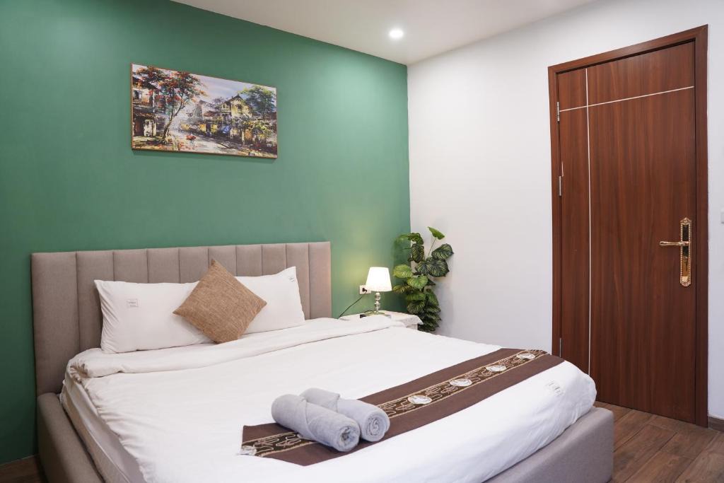 Old Quarter Apartment | Đường Thành - The Windie Home - Bright Corner Room - Overlooking Street - Hoan Kiem Lake