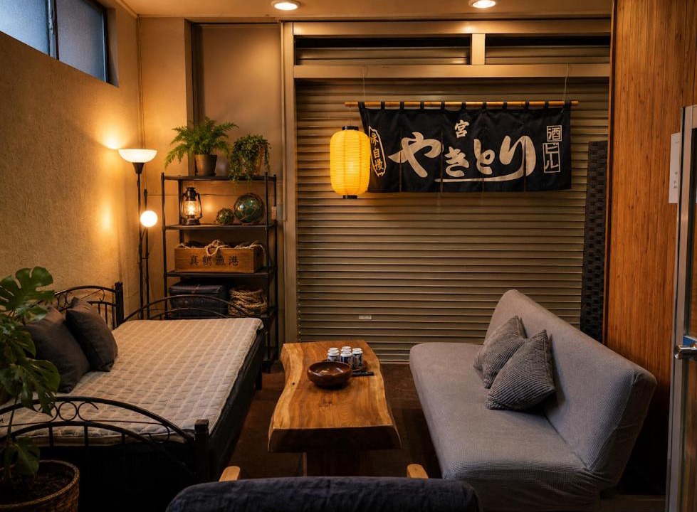 Manazuru House | 港通り鳥の宿は地下海底寝室付きの元焼き鳥屋