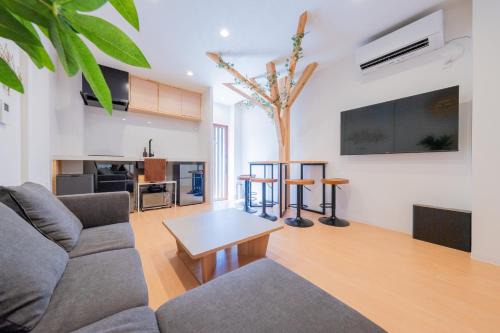 Higashinari Villa | 澤 寝室4つの広い一軒家 寝具9点 お風呂2台 トイレ3台 駅徒歩5分 コリアンタウンや道頓堀近く