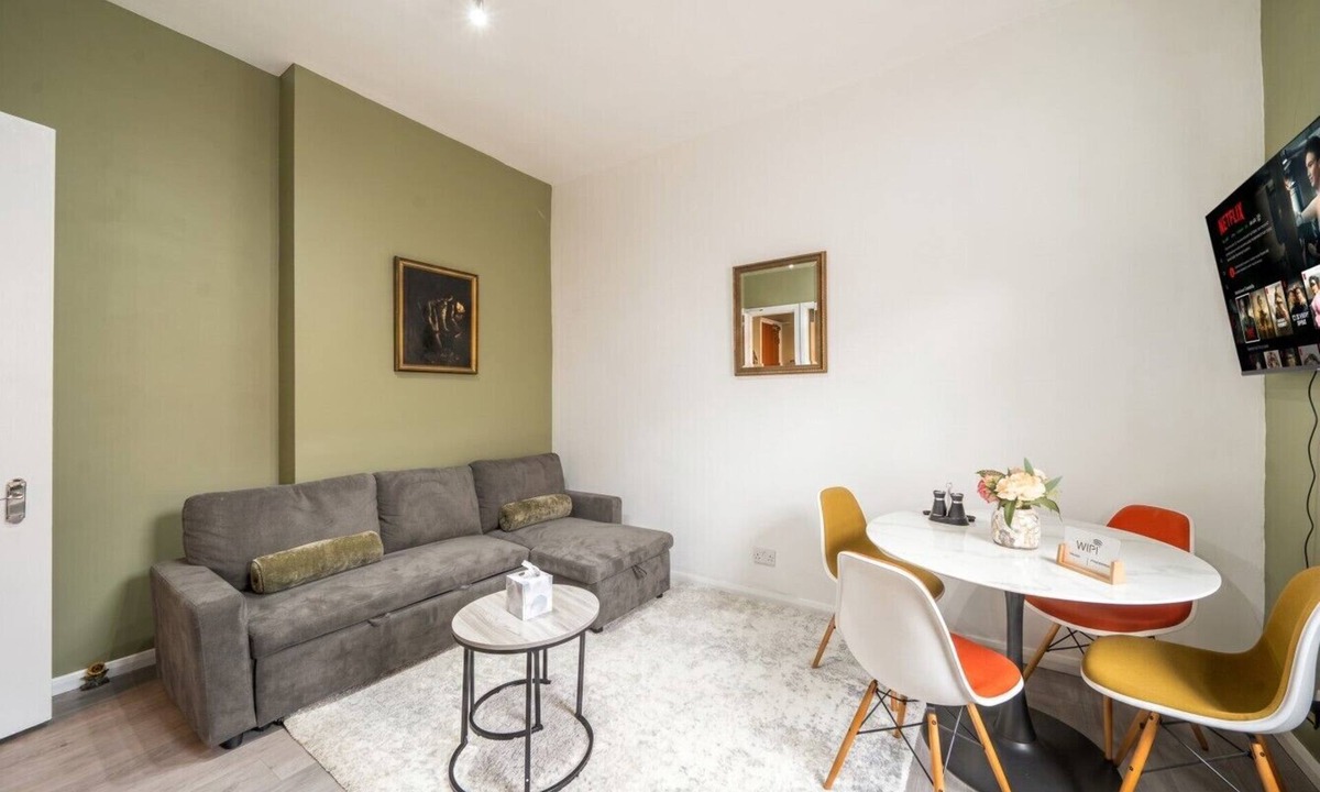 Frognal and Fitzjohns Apartment | 1-Bed Flat Sleeps 4 · Walk to Finchley Road Tube · Swiss Cottage