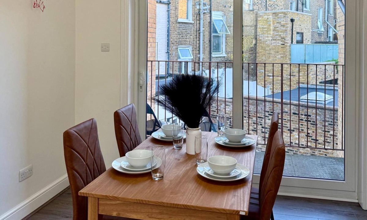 Canonbury Apartment | 2 Bed Apartment - Sleeps 4, Balcony, Pets Ok