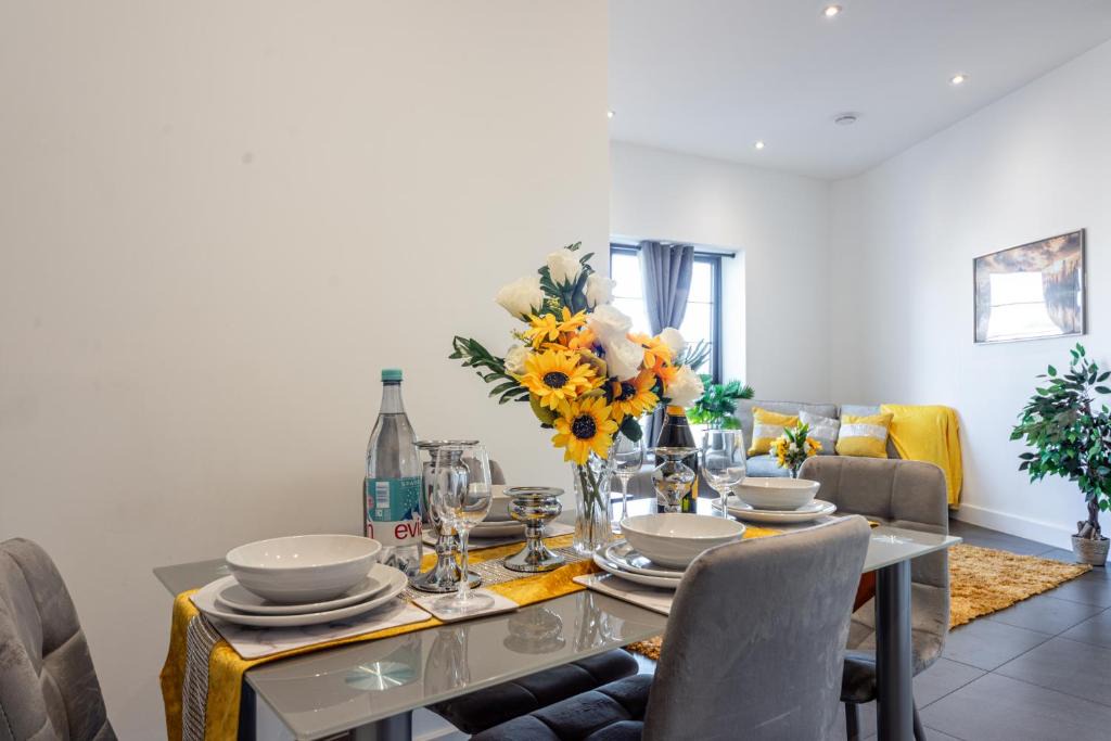 Woolwich Riverside Apartment | 2 Bed Oasis Apartment with Free Parking and Fast Wi-Fi Near O2 & ExCeL & Elizabeth Line