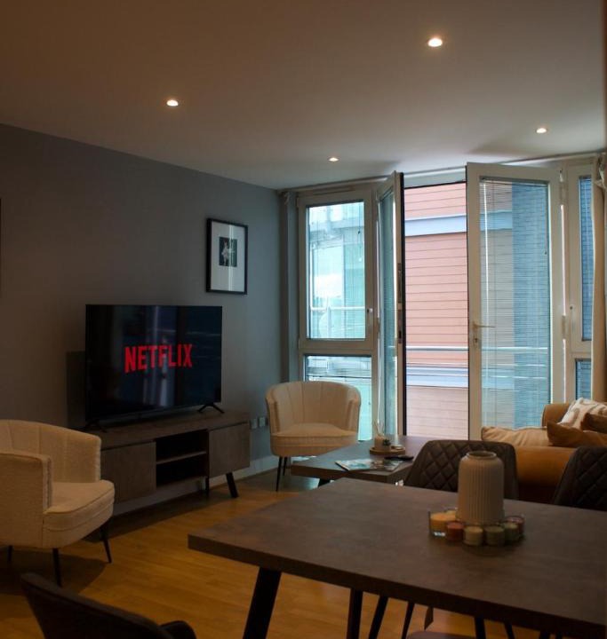 Tower Hill Apartment | 2 Bed Riverside City Apartment