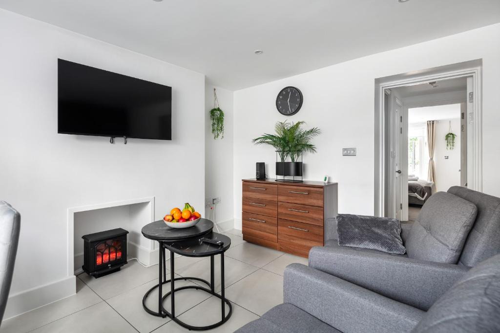 Kings Cross St. Pancras Apartment | 2 Minutes from Kings Cross 1 Bedroom Apartment with Private Patio