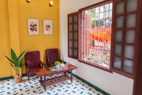 Hoan Kiem House | 4BR Vietnamese House- Trainstreet View - Food street