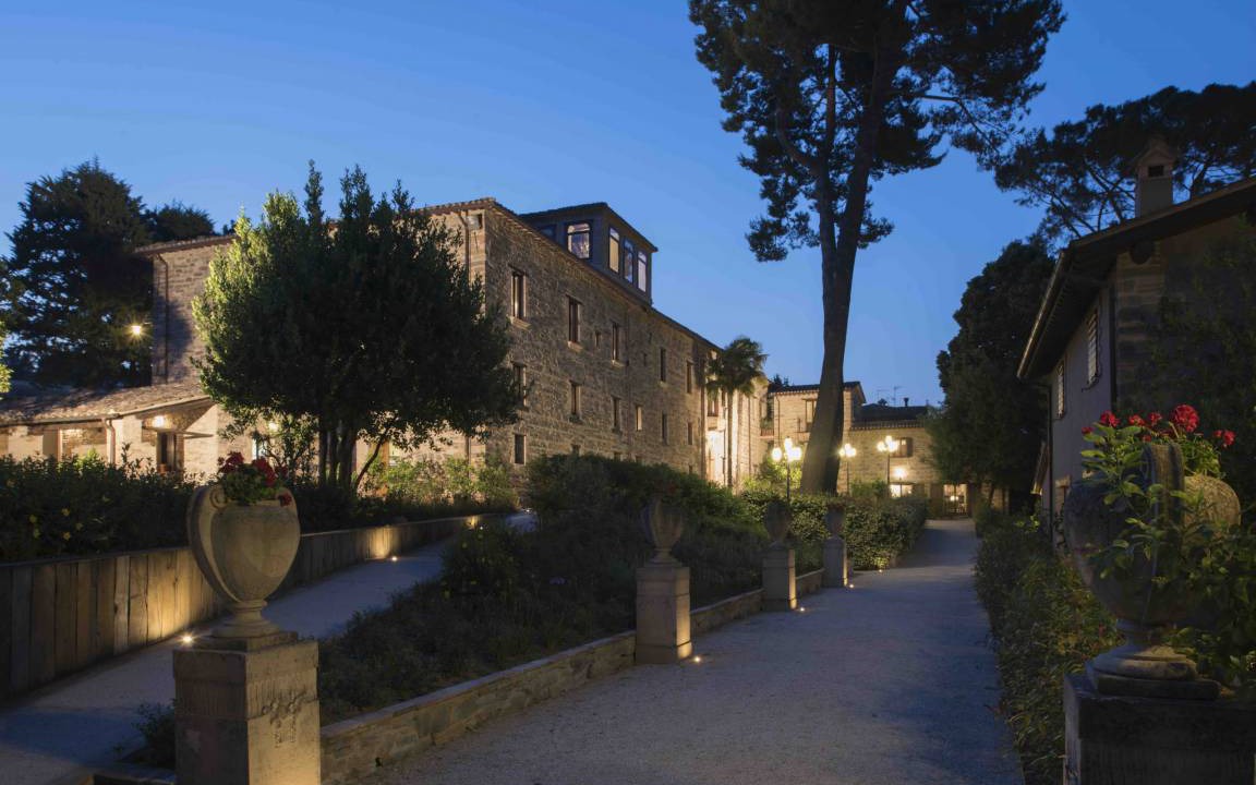 San Severino Marche Villa | 8000 m² Villa ∙ 16 bedrooms ∙ 48 guests