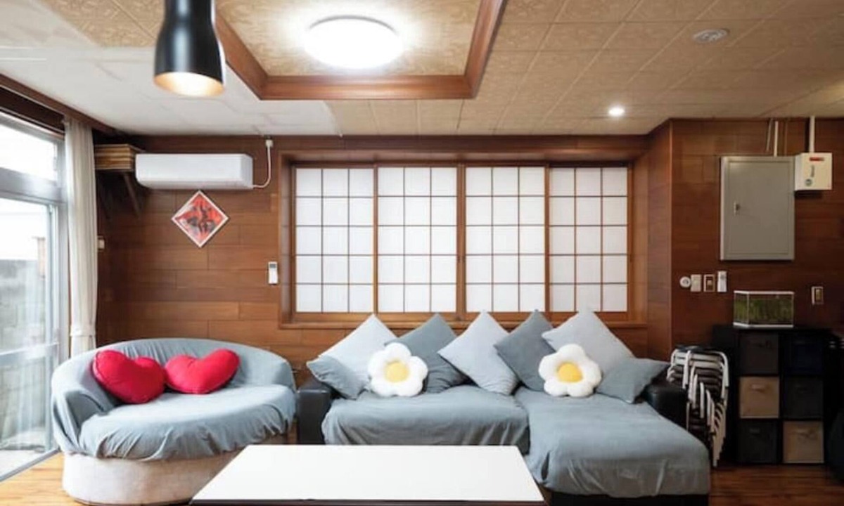 Kumoji House | A 130㎡ Two-Story Japanese House in the City Center with BBQ Facilities Inside