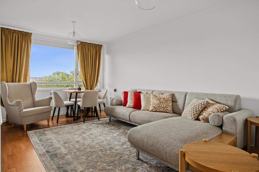Syon Apartment | A modern, comfortable flat in West London near Kew Gardens