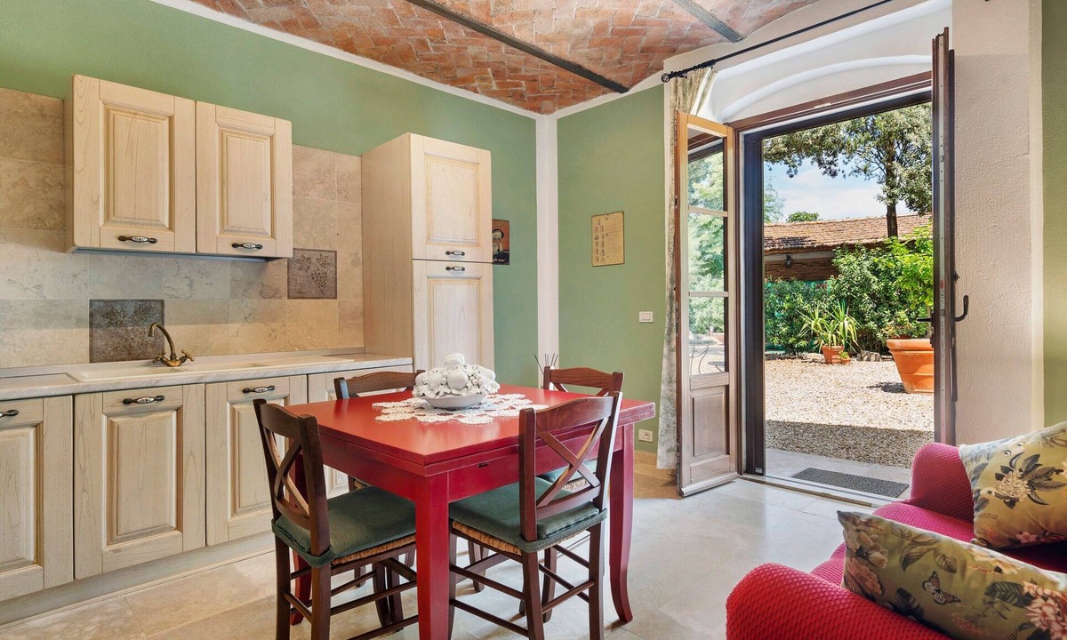 Foiano della Chiana Apartment | Agriturismo Santa Luce – 'Lavanda' Apartment with Shared Pool, Private Garden and Wi-Fi