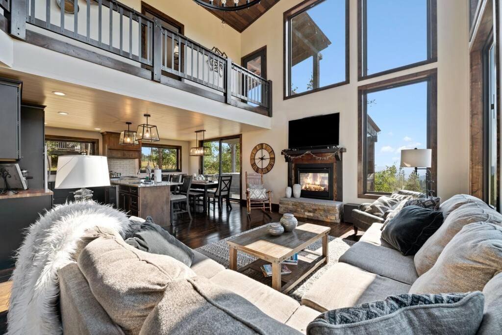 Lead House | Altitude Adjustment- Panoramic Views, Sleeps 12