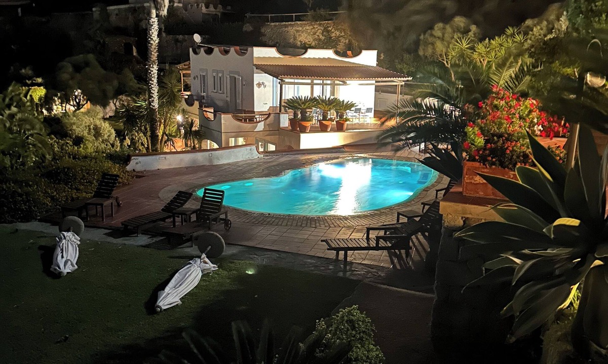 Panza Villa | An exclusive villa suspended between sky and sea.