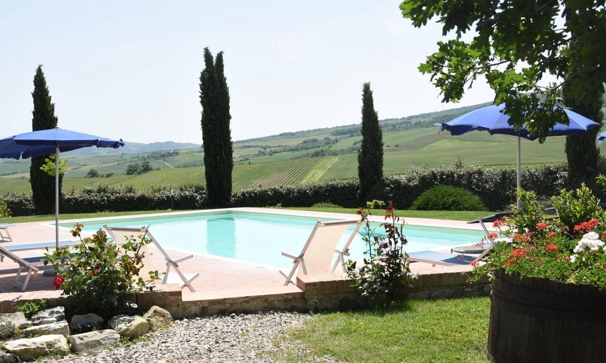 Castiglione d'Orcia Apartment | Apartment 'Azzurro La Valle Del Sole' with Mountain View and Wi-Fi