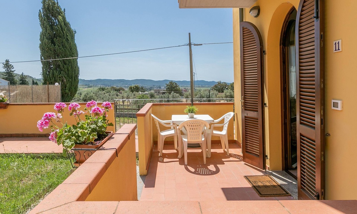 Suvereto Apartment | Apartment 'Bilocale Correggiolo' with Terrace, Shared Pool & Wi-Fi