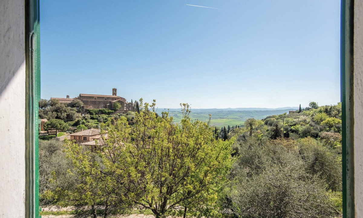 Montalcino Apartment | Apartment 'Casa Francesca' with Hills View & Courtyard