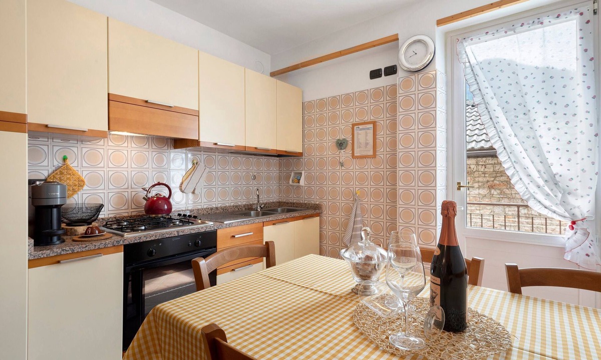 Castello Tesino Apartment | Apartment 'Casa Heidi' with Mountain View, Shared Garden and Wi-Fi