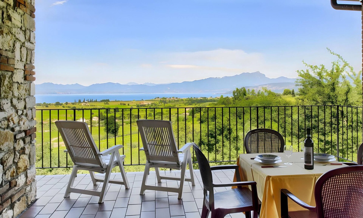 Calmasino Apartment | Apartment 'Castelmontioni 2' with Lake View, Wi-Fi and Air Conditioning