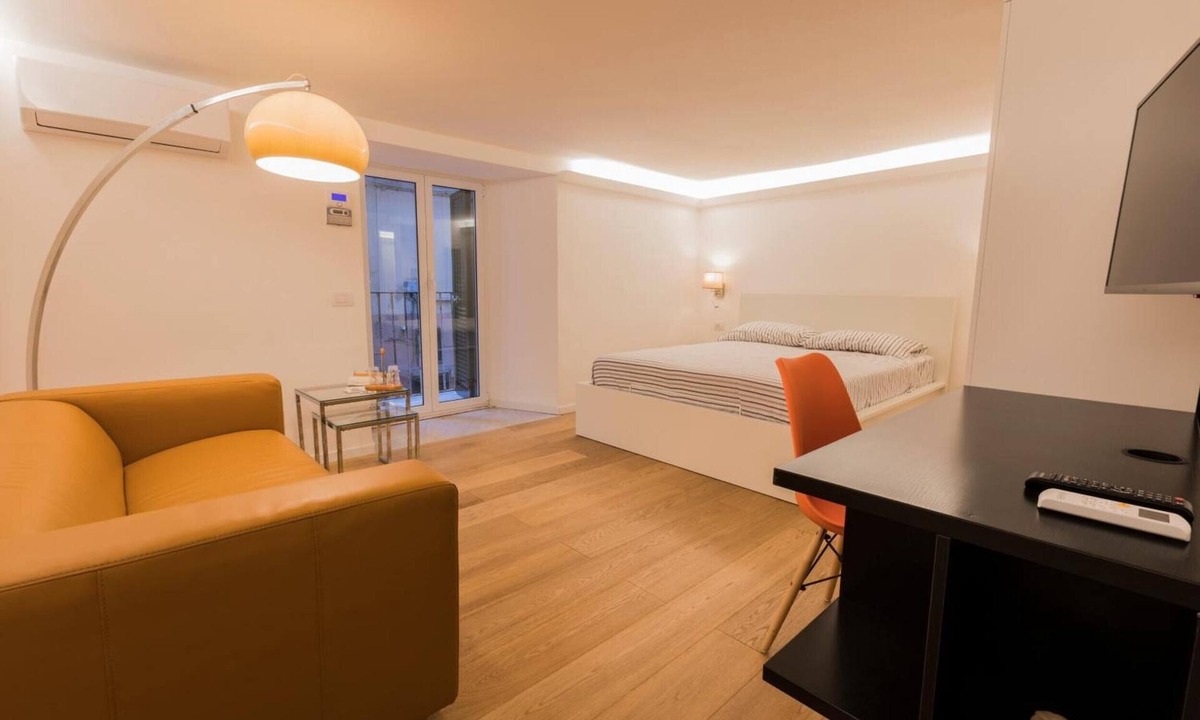 Quartieri Spagnoli Apartment | Apartment 'Fabrizio Ai Gradoni Di Chiaia' with Balcony, Wi-Fi and Air Conditioning