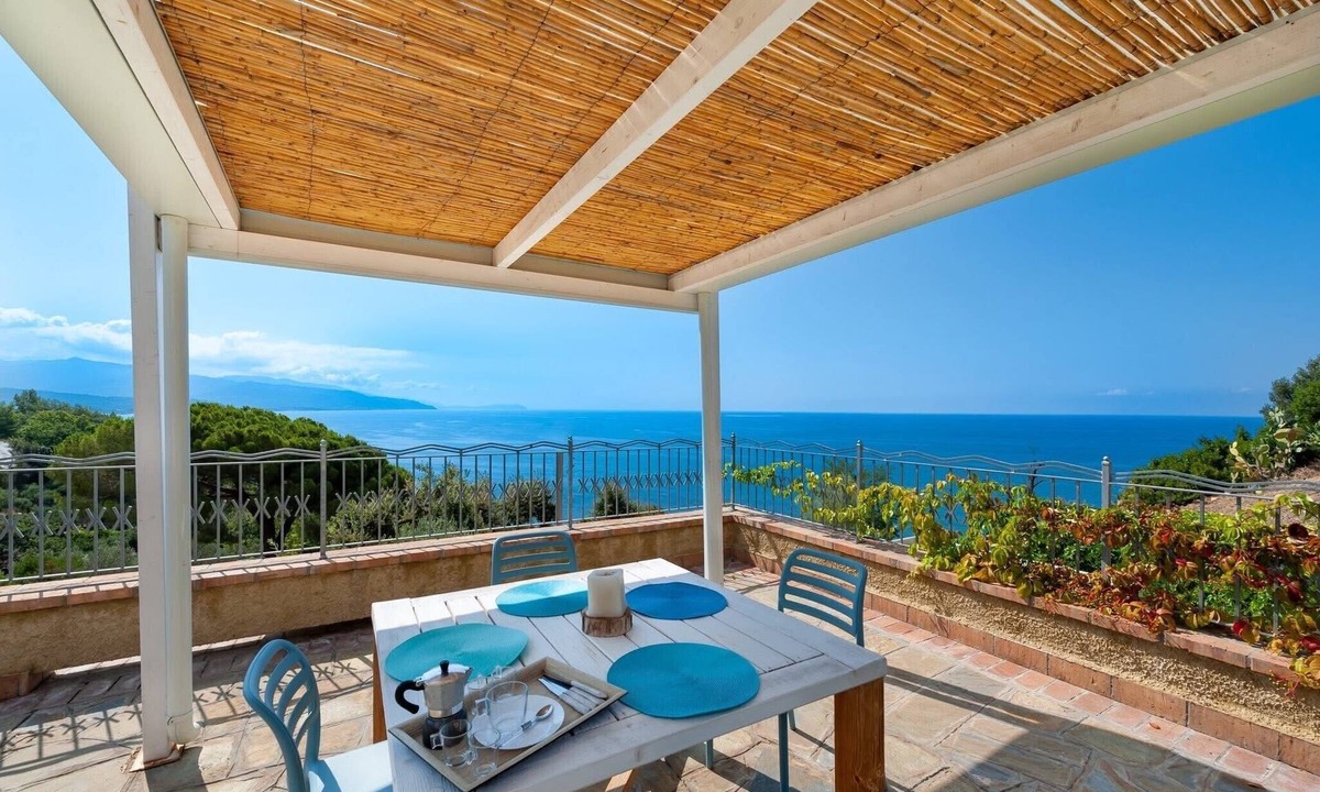 Casal Velino Apartment | Apartment 'Giallo' with Sea View, Wi-Fi and Air Conditioning