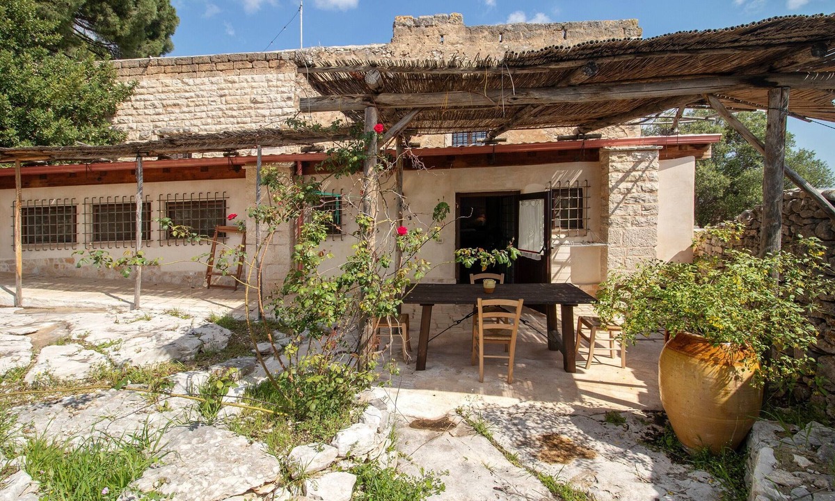 Bisceglie Apartment | Apartment 'Iazzo' with Shared Terrace, Private Garden and Wi-Fi