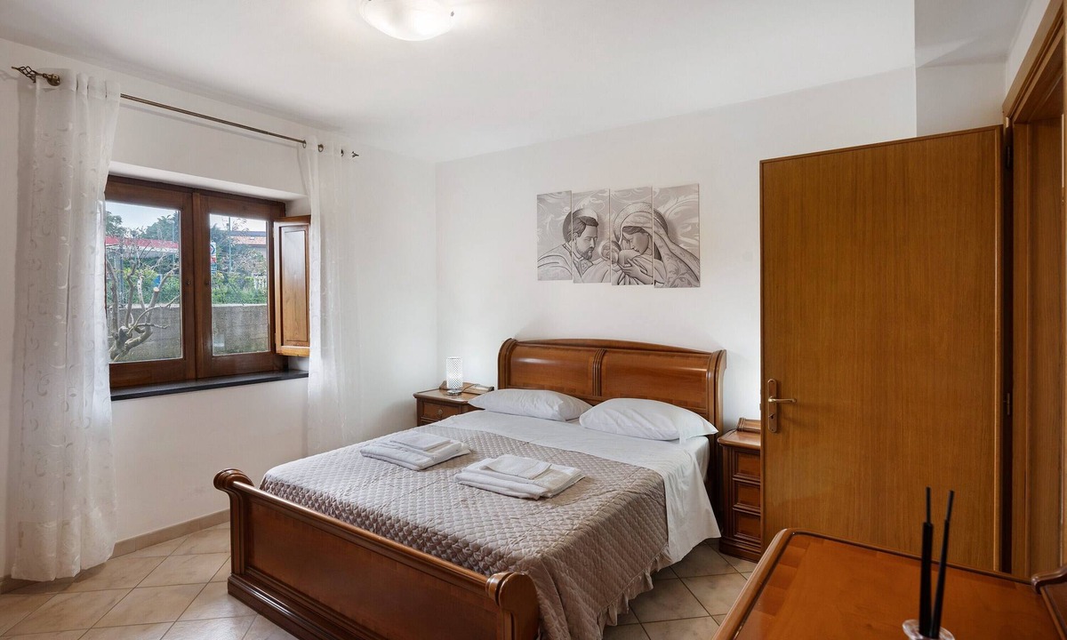 Agerola Apartment | Apartment 'Procida Vista Cortile' with Shared Garden and Wi-Fi