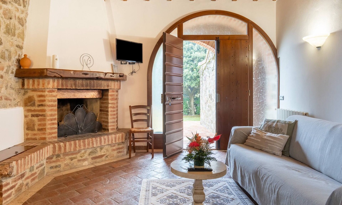 Torrita di Siena Apartment | Apartment 'Villa Tiberini 1' with Panoramic View, Shared Pool and Wi-Fi