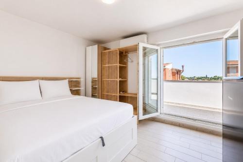 Cassia Apartment | Apartment with a view near Ospedale St Pietro