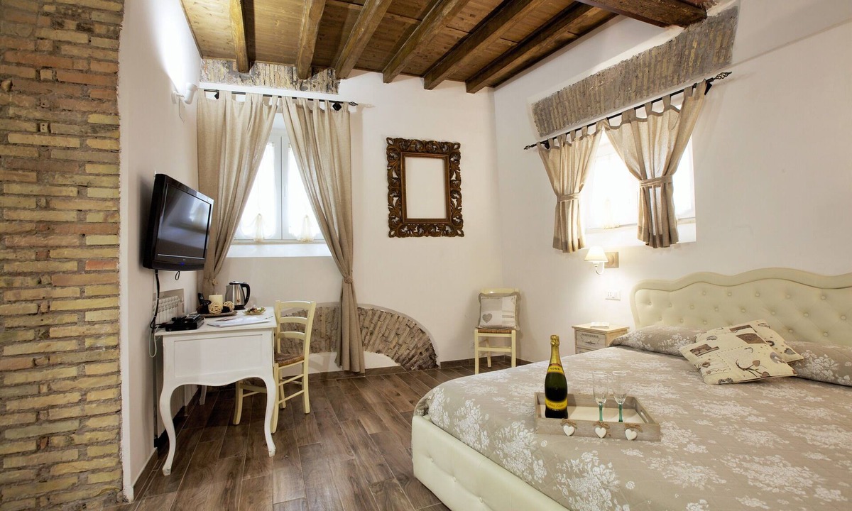 Rione V Ponte Apartment | Apartment with separate entrance around the corner from Piazza Navona