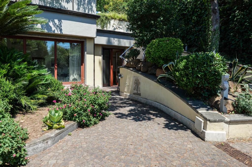 EUR Apartment | Appartamento in Villa con giardino