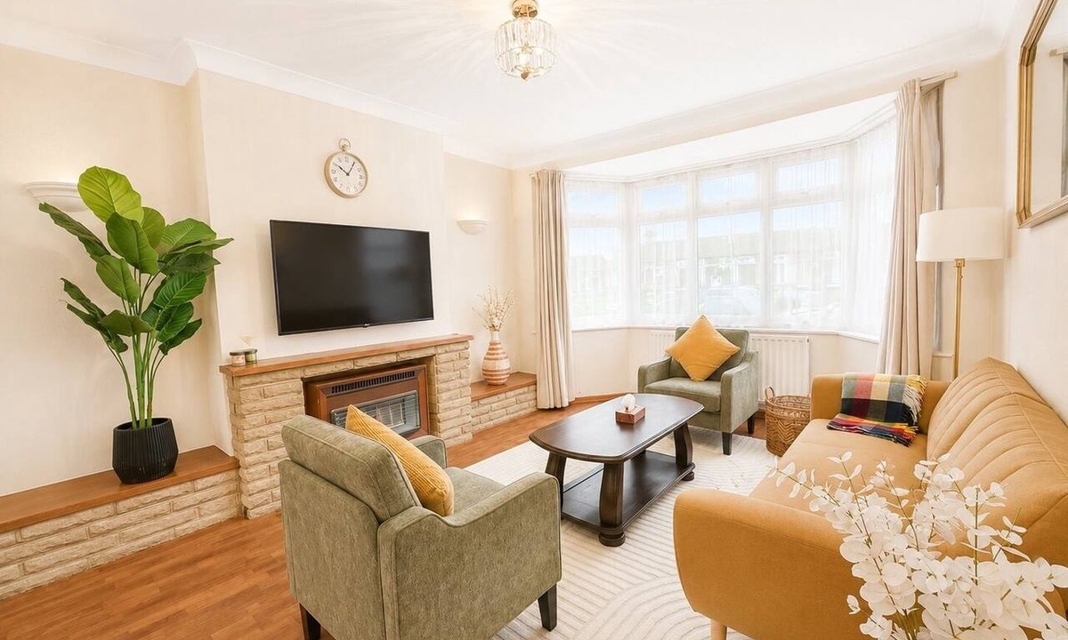 Chessington North and Hook House | Ashwood Stays Where Comfort Meets Elegance,Your Comfortable Home Away From Home