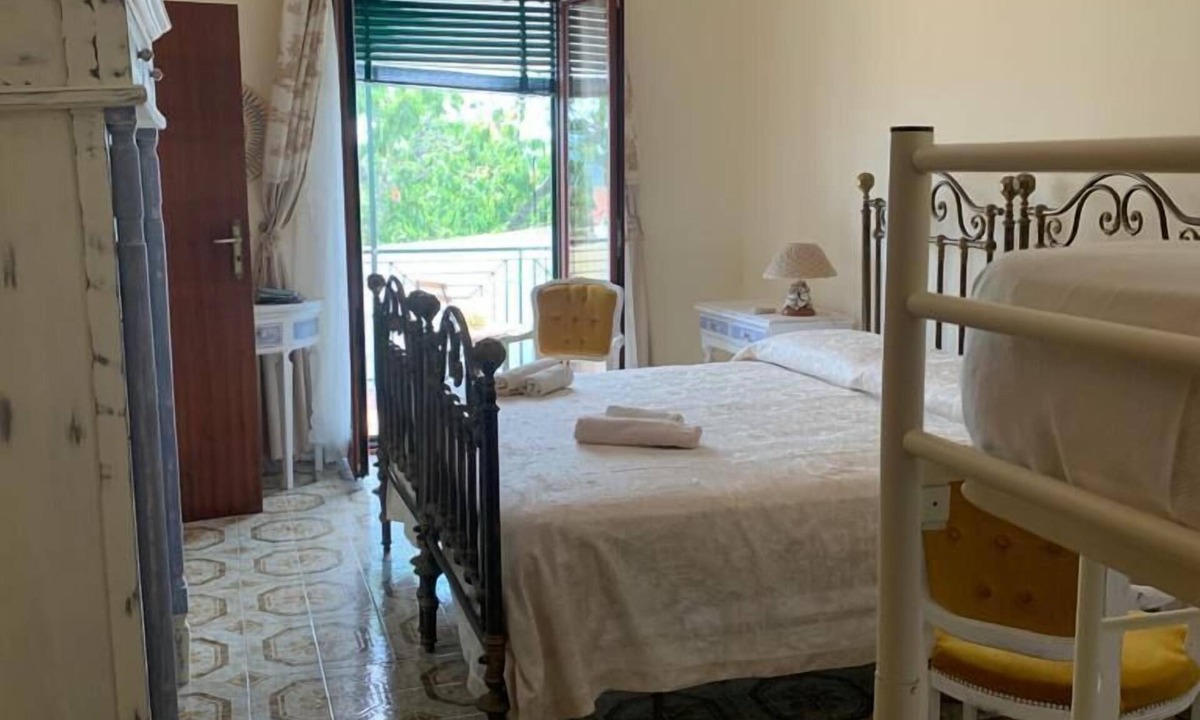 Postiglione Bed & Breakfast | B&B Casa Franca - Double room with balcony and private bathroom