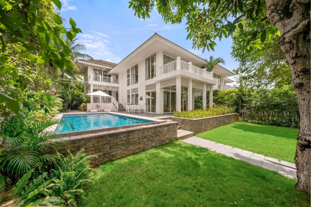 Ngu Hanh Son Villa | Beach Access Luxury Private Pool Villas at Premier Village Resort