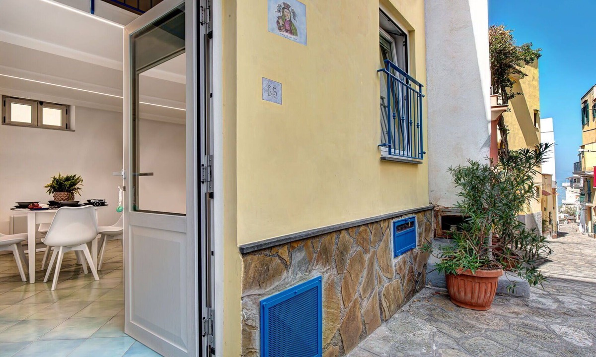 Conca Verde Apartment | Beautiful apartment for 3 people with A/C, WIFI, TV and pets allowed, close to Sorrento