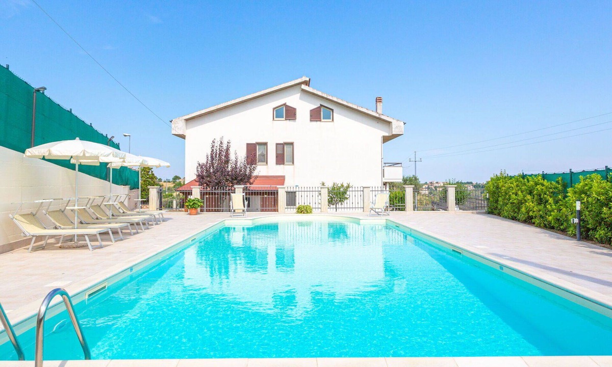 Collecorvino Apartment | Beautiful apartment for 6 people with private pool, WIFI, A/C, TV, patio and pets allowed