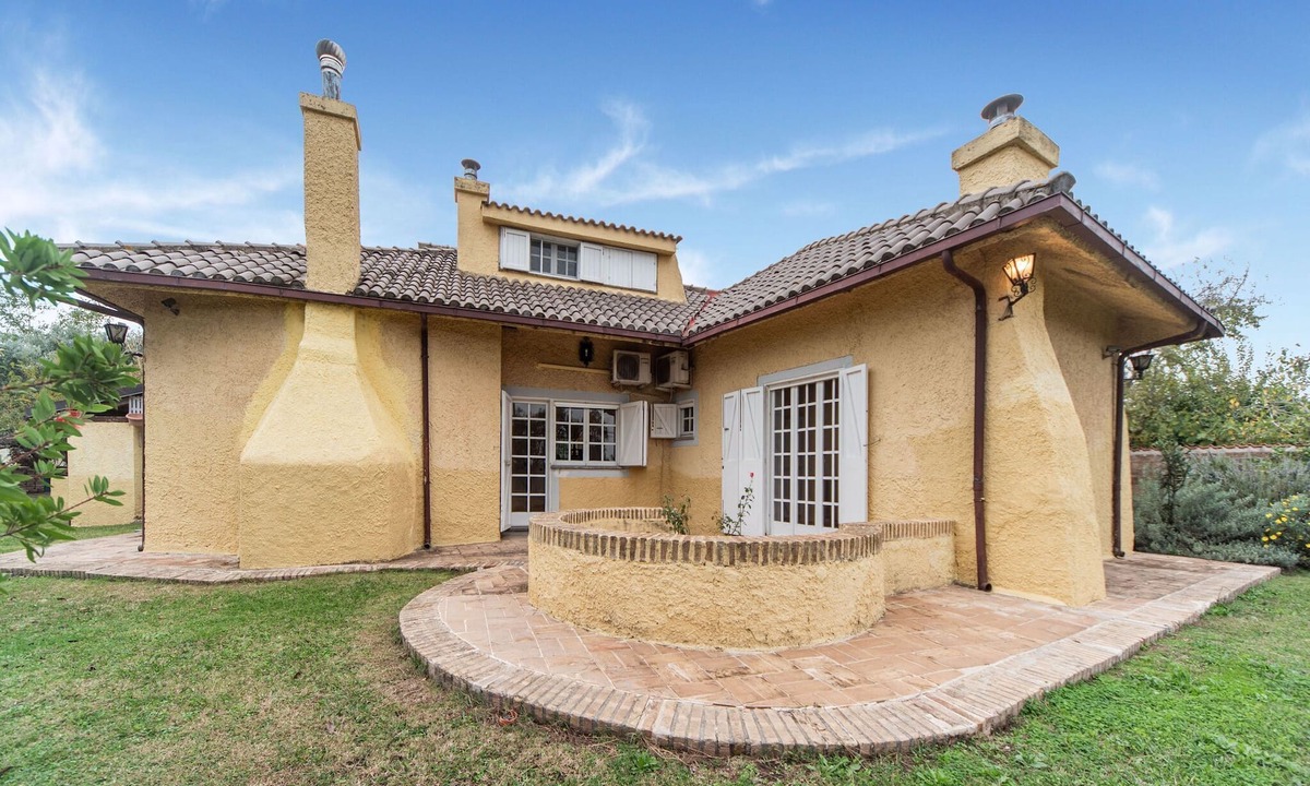 Ardea House | Beautiful holiday home in Ardea with garden