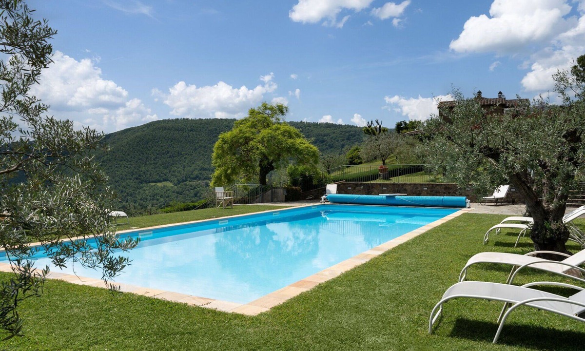 Subbiano Villa | Beautiful private villa with hot tub, WIFI, private pool, A/C, TV and terrace, close to Arezzo