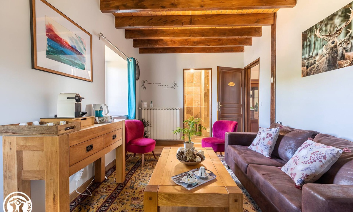 Plantades Bed & Breakfast | Bed and Breakfast 'Chambre Raphaël' with Mountain View, Wi-Fi and Air Conditioning