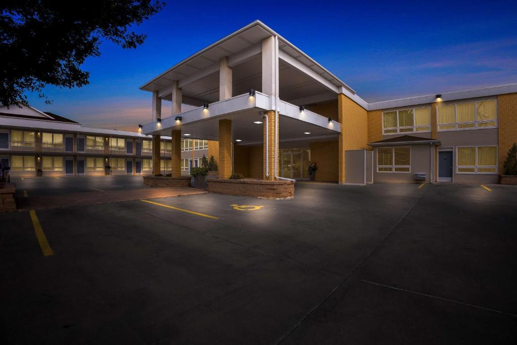 Chamberlain Hotel | Best Western Lee's Motor Inn