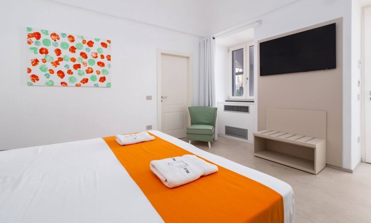 Meta House | 💎 Blu Sky Palace – Orange Room: Elegance & Comfort between Beach and Station