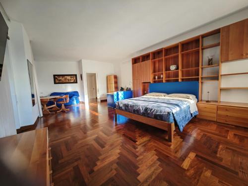 Albano Laziale House | Blue emotion, into wellness & wilderness