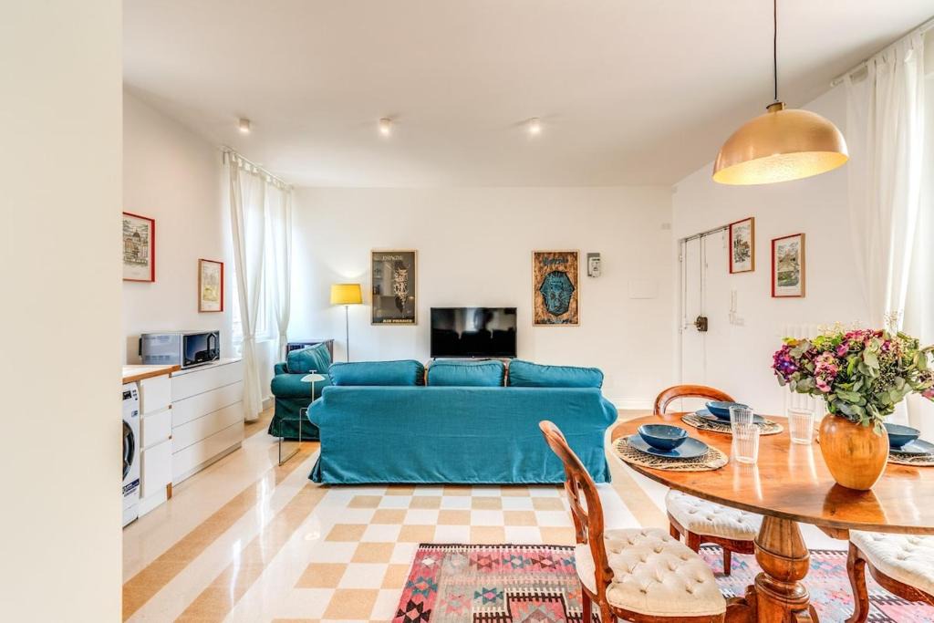 Rione XIV Borgo Apartment | Borgo Vittorio 2 bdr Vatican