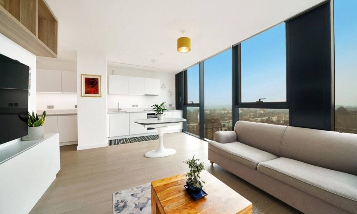 Junction Apartment | Bright 1BR Home with Shared Terrace-1min to Tube