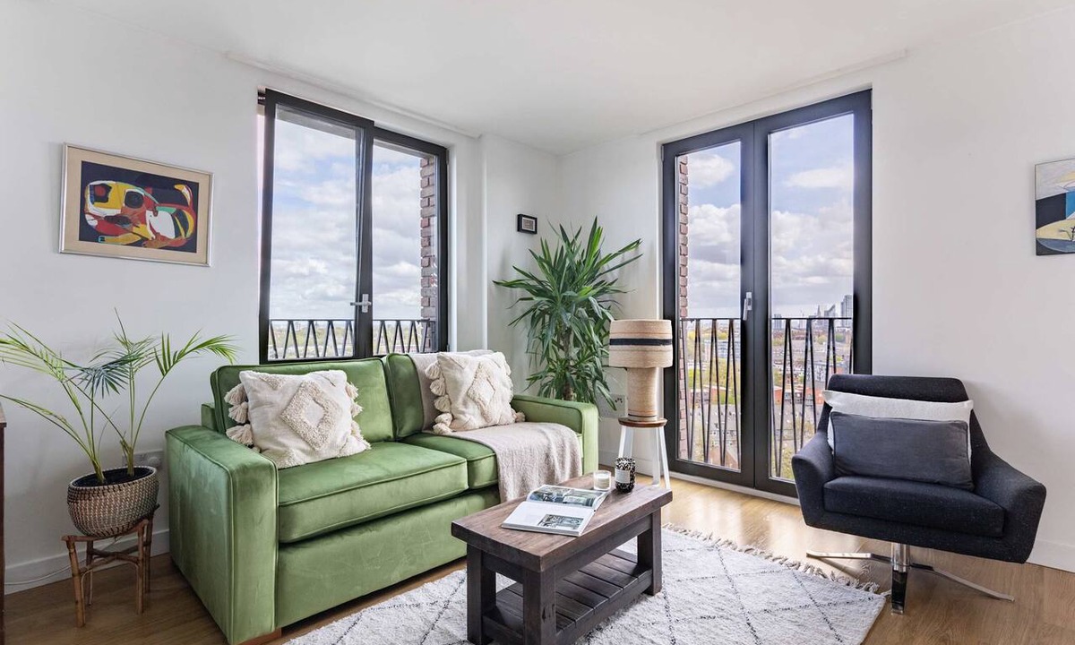 St. Pancras and Somers Town Apartment | Bright 1BR with City Views by King's Cross