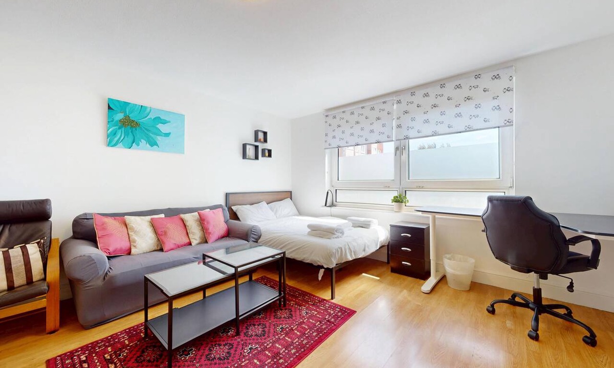 Hammersmith and Fulham Apartment | Bright 3BR-Near Tube-Easy Access to Central London