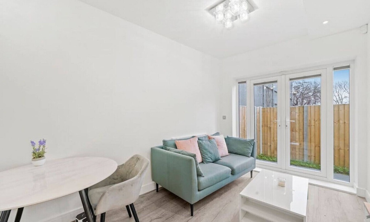 East Acton Apartment | Bright and stylish 1 bedroom flat, great location!