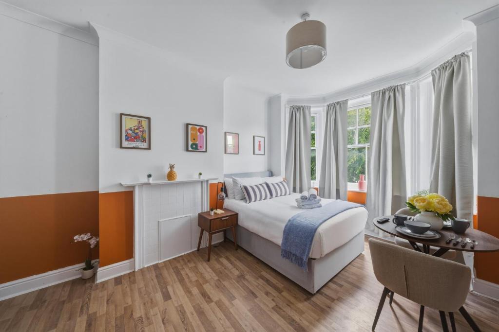 West Kensington Apartment | Bright Studio Stay Near Barons Court Tube Station