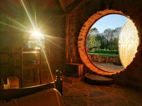 Salles-en-Toulon House | Cabane de Hobbit insolite proche Futuroscope - Le Coteau des Fadets