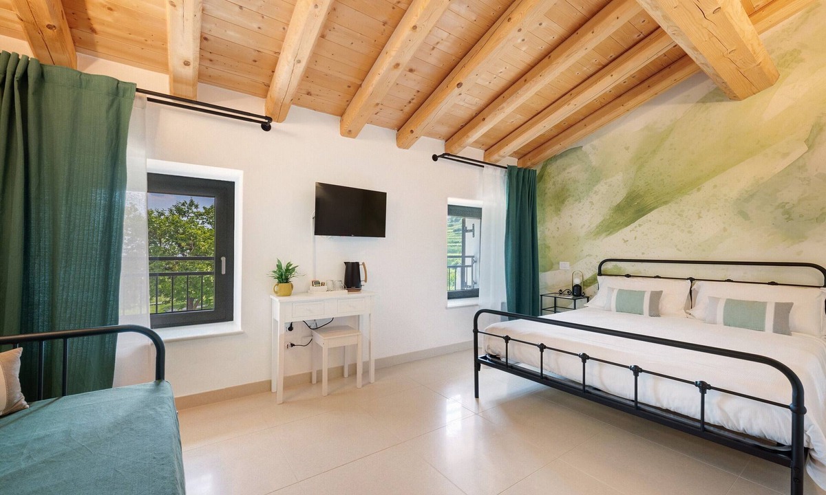 Negrar Apartment | 'Camera Olio' with Shared Garden, Wi-Fi and Air Conditioning