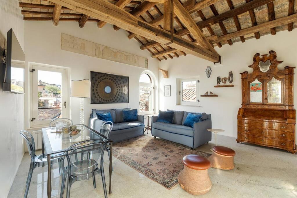 Rome City Centre Apartment | Casa Adriana, a Burghesius home