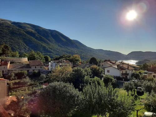 Civitella Alfedena Apartment | Casa con vista lago, Civitella Alfedena
