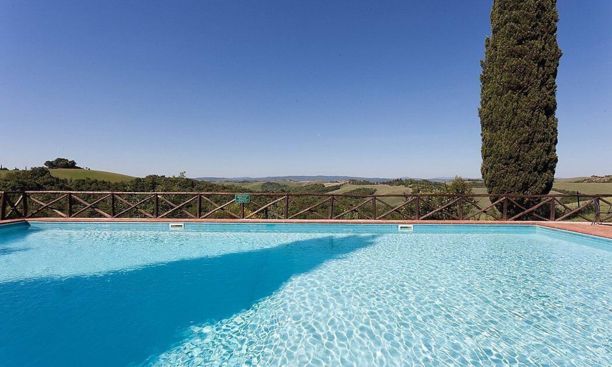 Asciano House | Casa Giobatta I: A characteristic and welcoming two-story apartment that is part of an ancient country house surrounded by the greenery, with Free WI-FI.